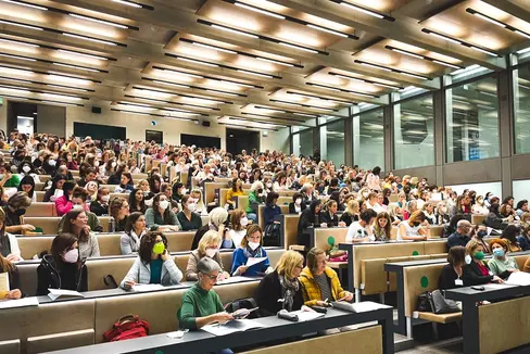 Mit Mustern als Grundlage der Mathematik haben sich in Brixen 380 Lehrpersonen der Grundschule sowie Kindergärtner und Kindergärtnerinnen an der Fakultät für Bildungswissenschaften der Universität Bozen auseinandergesetzt. (Foto: Universität Bozen)