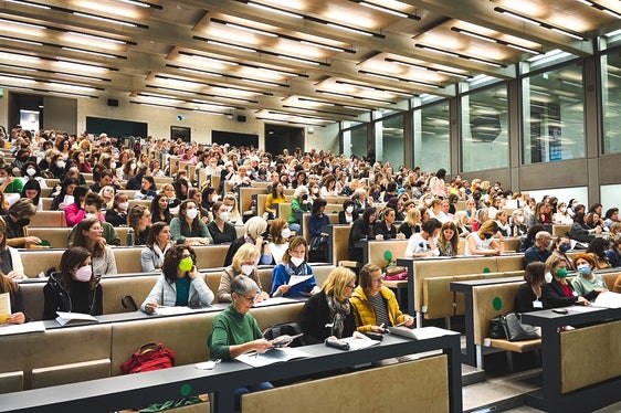 Mit Mustern als Grundlage der Mathematik haben sich in Brixen 380 Lehrpersonen der Grundschule sowie Kindergärtner und Kindergärtnerinnen an der Fakultät für Bildungswissenschaften der Universität Bozen auseinandergesetzt. (Foto: Universität Bozen)