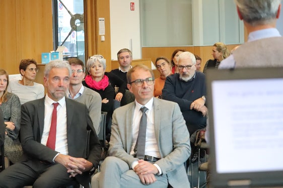 Alle sind Teil des Systems Zivilschutz: Bevölkerungsschutzlandesrat Arnold Schuler (l.) und der Direktor der Agentur für Bevölkerungssschutz Klaus Unterweger beim Abschluss der ersten Ausbildungsreihe Zivilschutz und Schule für Lehrpersonen. (Foto: LPA/Maja Clara)