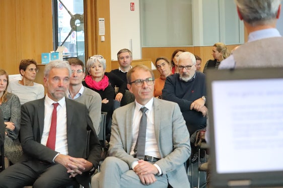 Alle sind Teil des Systems Zivilschutz: Bevölkerungsschutzlandesrat Arnold Schuler (l.) und der Direktor der Agentur für Bevölkerungssschutz Klaus Unterweger beim Abschluss der ersten Ausbildungsreihe Zivilschutz und Schule für Lehrpersonen. (Foto: LPA/Maja Clara)