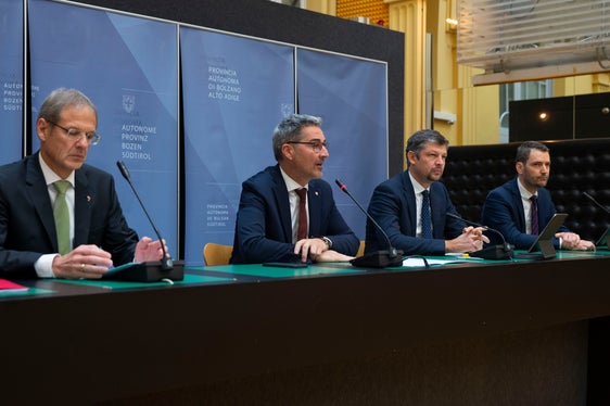 LH Kompatscher (2.v.l.): Wir sind froh, dass wir in sämtlichen Gesprächen mit politischen Entscheidungsträgern auf offene Ohren und Neugierde gestoßen sind. (Foto: LPA/Fabio Brucculeri)