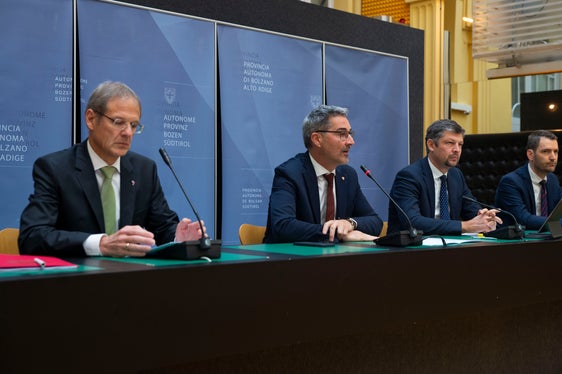 L'intervento del presidente Kompatscher, secondo da sinistra: Siamo lieti di aver riscontrato attenzione e curiosità in tutti i colloqui con i responsabili politici. (Foto: ASP/Fabio Brucculeri)