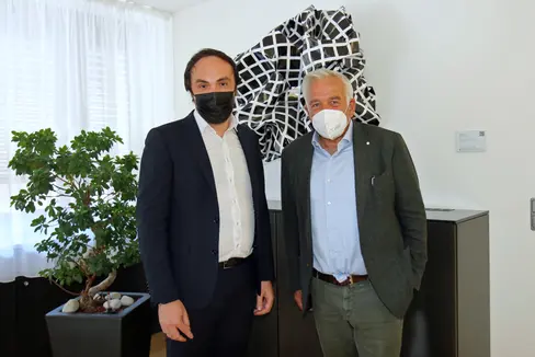 L'assessore provinciale Philipp Achammer riceve il nuovo presidente dell'Associazione degli imprenditori dell'Alto Adige Heiner Oberrauch. (Foto: ASP/Edith Benischek)
