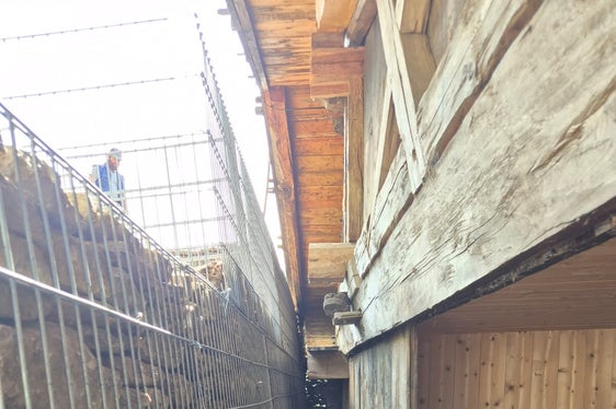 I lavori urgenti volti a proteggere l’edificio sottoposto a tutela storico-artistica nella malga Mitterkaser. (Foto: USP/Ufficio Sistemazione bacini montani ovest presso l’Agenzia per la Protezione civile)