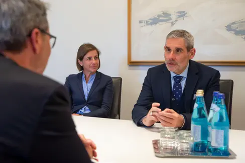 Il console generale di Francia, François Revardeaux (a destra), accompagnato dalla console onoraria di Trento, Maria Emanuela De Abbondi, ha incontrato il presidente della Provincia di Bolzano, Arno Kompatscher (Foto: ASP/Fabio Brucculeri)