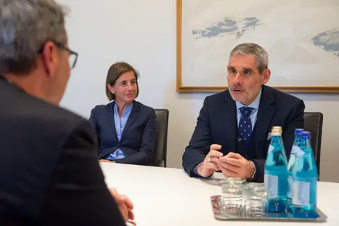 Il console generale di Francia, François Revardeaux (a destra), accompagnato dalla console onoraria di Trento, Maria Emanuela De Abbondi, ha incontrato il presidente della Provincia di Bolzano, Arno Kompatscher (Foto: ASP/Fabio Brucculeri)