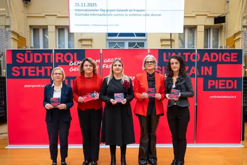 Im Bild (von links): Astrid Wiest, die Direktorin des Amtes für Kinder- und Jugendschutz und soziale Inklusion, Landeshauptmannstellvertreterin und Soziallandesrätin Rosmarie Pamer, Ulrike Oberhammer, die Präsidentin des Landesbeirats für Chancengleichheit für Frauen und deren Stellvertreterin Nadia Mazzardis, sowie Susanna Salvaterra, die Direktorin des Amtes für Öffentlichkeitsarbeit. (Foto: LPA/Fabio Brucculeri)