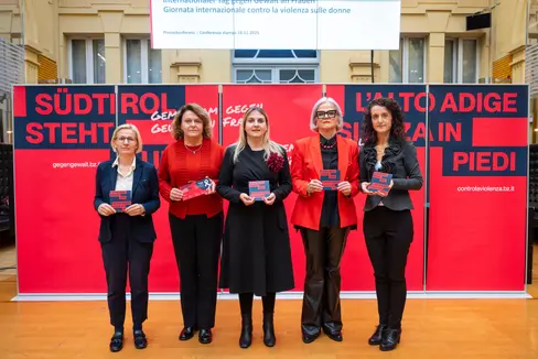 Im Bild (von links): Astrid Wiest, die Direktorin des Amtes für Kinder- und Jugendschutz und soziale Inklusion, Landeshauptmannstellvertreterin und Soziallandesrätin Rosmarie Pamer, Ulrike Oberhammer, die Präsidentin des Landesbeirats für Chancengleichheit für Frauen und deren Stellvertreterin Nadia Mazzardis, sowie Susanna Salvaterra, die Direktorin des Amtes für Öffentlichkeitsarbeit. (Foto: LPA/Fabio Brucculeri)