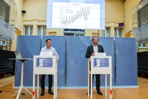 Landesrat Philipp Achammer und Abteilungsdirektor Stefan Luther haben heute den neuen halbjährlichen Arbeitsmarktbericht vorgestellt. (Foto: LPA/Fabio Brucculeri)