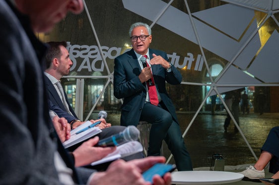 Generalsekretär Eros Magnago moderierte die Diskussion und unterstrich dabei die Bedeutung des konstruktiven Austauschs mit den anderen Regionen mit Sonderautonomie. (Foto: LPA/Greta Stuefer)