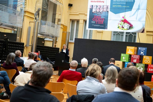 Auch die Gastronomie spielt eine zentrale Rolle: Eine stärker pflanzenbasierte, saisonale und regionale Menügestaltung kann die Nachfrage gezielt beeinflussen und nachhaltige Entscheidungen für Gäste sichtbarer machen. Im Bild: Bettina Schmid vom Hoteliers- und Gastwirteverband HGV. (Foto: LPA/Fabio Brucculeri)