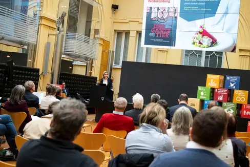 Anche il settore della ristorazione gioca un ruolo fondamentale: un menu più vegetale, stagionale e regionale può avere un'influenza mirata sulla domanda e rendere le scelte sostenibili più visibili agli ospiti. Nella foto: Bettina Schmid dell'Unione albergatori e pubblici esercenti dell'Alto Adige HGV. (Foto: USP/Fabio Brucculeri)