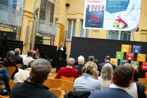 Auch die Gastronomie spielt eine zentrale Rolle: Eine stärker pflanzenbasierte, saisonale und regionale Menügestaltung kann die Nachfrage gezielt beeinflussen und nachhaltige Entscheidungen für Gäste sichtbarer machen. Im Bild: Bettina Schmid vom Hoteliers- und Gastwirteverband HGV. (Foto: LPA/Fabio Brucculeri)