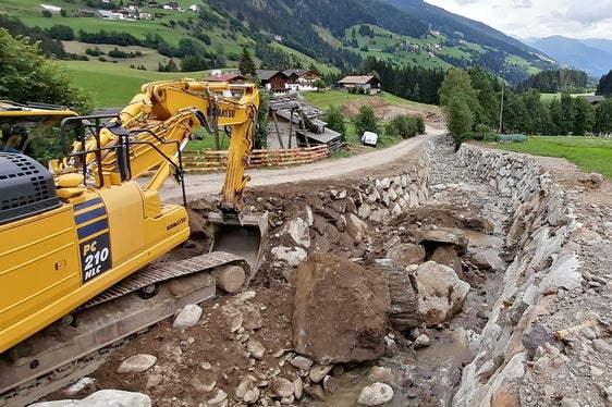 L'Ufficio sistemazione bacini montani Nord dell'Agenzia per la Protezione civile sta eseguendo lavori sul rio di Ceresara, a Racines, dopo i danni causati dal violento nubifragio del 5 giugno (Foto: ASP/Ufficio sistemazione bacini montani Nord)
