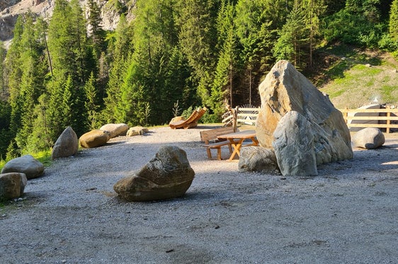 Ein neu angelegter Rastplatz lädt zum Verweilen am Gamperbach in Proveis ein; die Aufnahme entstand am 15. Juni. (Foto: LPA/Landesamt für Wildbach- und Lawinenverbauung Süd in der Agentur für Bevölkerungsschutz)