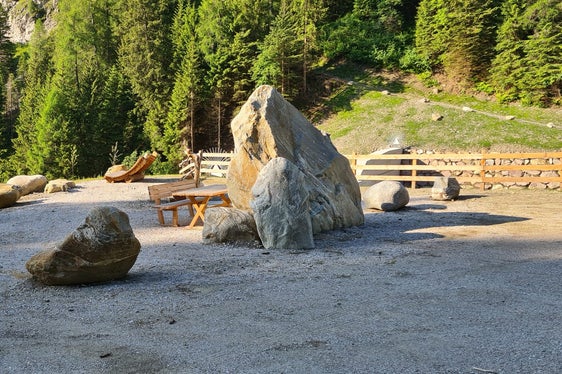 Ein neu angelegter Rastplatz lädt zum Verweilen am Gamperbach in Proveis ein; die Aufnahme entstand am 15. Juni. (Foto: LPA/Landesamt für Wildbach- und Lawinenverbauung Süd in der Agentur für Bevölkerungsschutz)