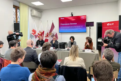Euregio-Dienstag zum Thema Jugendliche im Übergang in der Casa Moggioli mit (im Bild von links) Lukas Mayr (AMG Tirol), Giuseppe Rizza (Schulamtsleiter Provinz Trient), Francesca Gerosa (Trentiner Landeshauptmann-Stellvertreterin und Bildungslandesrätin) und Elisa Bertò (Euregio-Generalsekretariat). (Foto: Euregio)