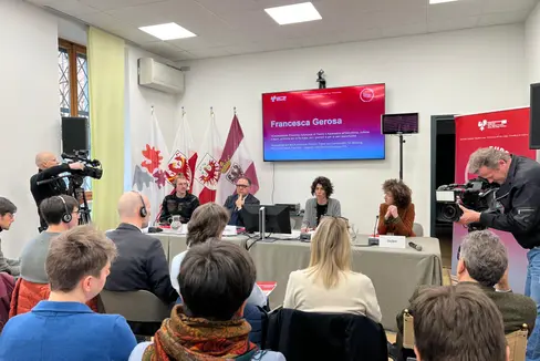 Martedì dell'Euregio sul tema “Giovani in transizione” a Casa Moggioli con (nella foto da sinistra) Lukas Mayr (AMG Tirolo), Giuseppe Rizza (dirigente scolastico della Provincia di Trento), Francesca Gerosa (vicepresidente della Giunta provinciale e assessora all'istruzione) ed Elisa Bertò (Segreteria generale dell'Euregio). (Foto: Euregio)