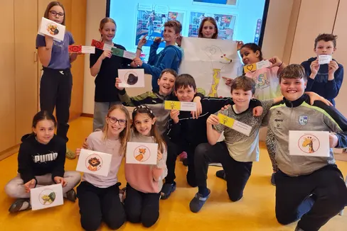 Die Siegerklasse der Grundschule St. Martin in Passeier hat mit ihrem Comic Richtig streiten – aber wie beim Wettbewerb Politische Bildung 1500 Euro gewonnen. (Foto: LPA/Charlotte Pichler)