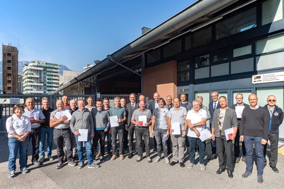 Foto di gruppo degli operai in pensione del settore provinciale dei Bacini montani con il presidente della Provincia e assessore provinciale alla Protezione civile Arno Kompatscher, il direttore dell’Agenzia per la Protezione civile Klaus Unterweger, il direttore dell’Area funzionale Bacini montani Fabio De Polo e i direttori degli uffici Sistemazione bacini montani delle quattro zone: Michael Baumgartner (zona est), Peter Egger (zona ovest), Thomas Thaler (zona sud) e Philipp Walder (zona nord). (Foto: USP/Othmar Seehauser)