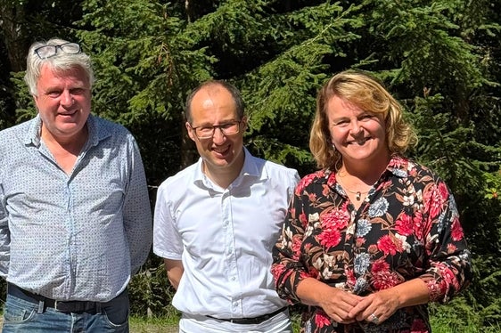 In Martell sprach Genossenschaftslandesrätin Rosmarie Pamer (rechts) mit dem Obmann der Bürgergenossenschaft Martell 3B, Alexander Mair, und dem Marteller Bürgermeister Georg Altstätter. (Foto: LPA/Katharina Fleischmann)