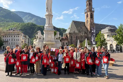 Sprecht über Geld!: Diese Botschaft gaben die Teilnehmerinnen des Flashmobs zahlreichen Frauen mit auf den Weg, die am 17. April auf dem Bozner Waltherplatz unterwegs waren. Der Landesbeirat für Chancengleichheit für Frauen und das Frauenbüro machten mit der Aktion auf den Equal Pay Day aufmerksam, der die immer noch bestehende Lohnschere zwischen Mann und Frau anprangert. (Foto: LPA/Gabriel Marciano)