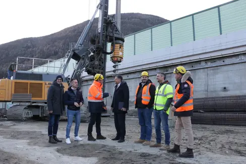 Da sinistra nella foto Alexander Überbacher (EUT Engineering), il vicesindaco Dietmar Pattis, Michael Goller (Goller Bögl), l'assessore Daniel Alfreider, il direttore tecnico Andreas Pichler, il responsabile del procedimento Florian Knollseisen e Christian Goller (Goller Bögl). (Foto: ASP/Ingo Dejaco)