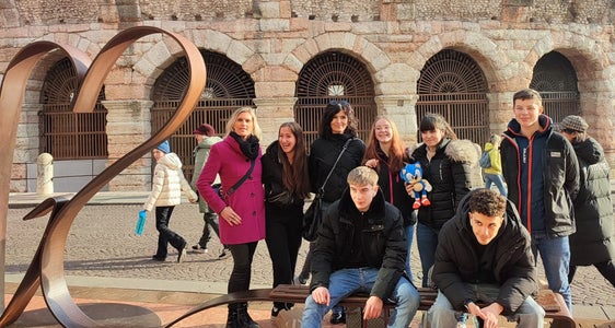 Im Rahmen von Lehrausflügen, unter anderem nach Verona, besichtigten Schülerinnen und Schülern historische Sehenswürdigkeiten und vertieften das Thema Werbung anhand von Schaufensteranalysen. (Foto: LPA/BBZ Zuegg)