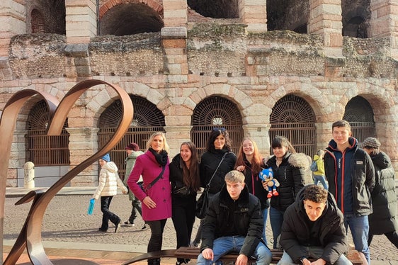 Nell'ambito dell'esperienza didattica tematica a Verona, gli alunni hanno visitato luoghi storici e approfondito il tema della pubblicità analizzando e soffermandosi sulle vetrine dei negozi (Foto: ASP/Centro Zuegg)