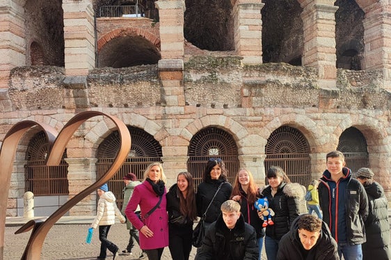 Nell'ambito dell'esperienza didattica tematica a Verona, gli alunni hanno visitato luoghi storici e approfondito il tema della pubblicità analizzando e soffermandosi sulle vetrine dei negozi (Foto: ASP/Centro Zuegg)