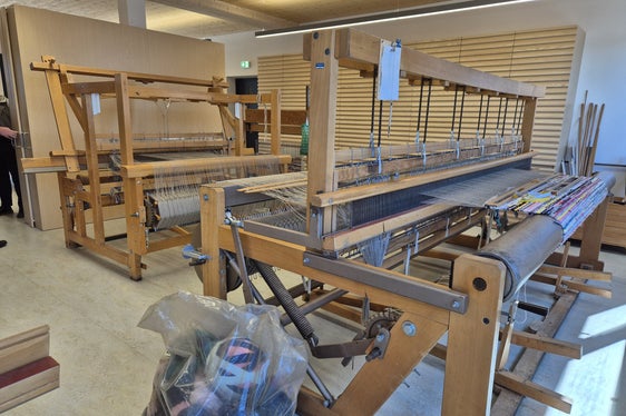 In den neuen Werkstätten beschäftigen sich Menschen mit unterschiedlichen Bedürfnissen unter anderem mit kreativer Kunst, Weben und Schneidern. (Foto: LPA/Gianluca Crocco)