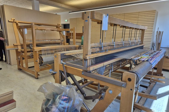 In den neuen Werkstätten beschäftigen sich Menschen mit unterschiedlichen Bedürfnissen unter anderem mit kreativer Kunst, Weben und Schneidern. (Foto: LPA/Gianluca Crocco)