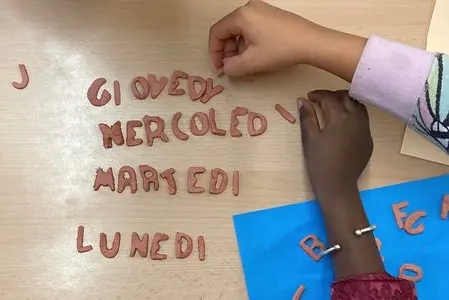 Heuer nehmen zwischen dem 18. und 29. August 3501 eingeschriebene Kinder und Jugendliche an 315 Kursen teil, dafür wurden insgesamt 157 Lehrerinnen und Lehrer von den Sprachenzentren beauftragt. (Foto: LPA/Archivbild Sprachenzentrum Bozen/Laura Lovatel)