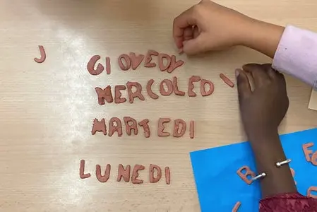 Quest'anno, 3501 bambini, bambine e adolescenti con background migratorio si sono iscritti a 315 corsi di italiano e tedesco che si terranno tra il 18 e il 29 agosto. I centri linguistici hanno incaricato 157 insegnanti. (Foto: USP/Direzione Istruzione e Formazione tedesca)