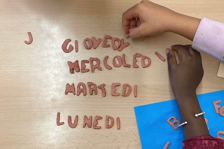 Heuer nehmen zwischen dem 18. und 29. August 3501 eingeschriebene Kinder und Jugendliche an 315 Kursen teil, dafür wurden insgesamt 157 Lehrerinnen und Lehrer von den Sprachenzentren beauftragt. (Foto: LPA/Archivbild Sprachenzentrum Bozen/Laura Lovatel)