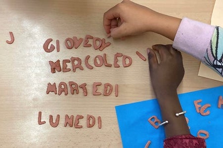 Heuer nehmen zwischen dem 18. und 29. August 3501 eingeschriebene Kinder und Jugendliche an 315 Kursen teil, dafür wurden insgesamt 157 Lehrerinnen und Lehrer von den Sprachenzentren beauftragt. (Foto: LPA/Archivbild Sprachenzentrum Bozen/Laura Lovatel)