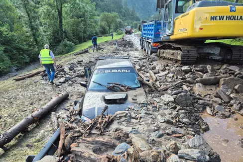 Dopo la frana lungo il rio di Rattisio Vecchio a Senales nella serata del 6 luglio, l'Ufficio Sistemazione bacini montani ovest dell'Agenzia per la Protezione civile ha iniziato i lavori di sgombero. (Foto: USP/Ufficio Sistemazione bacini montani ovest/Roland Gufler)