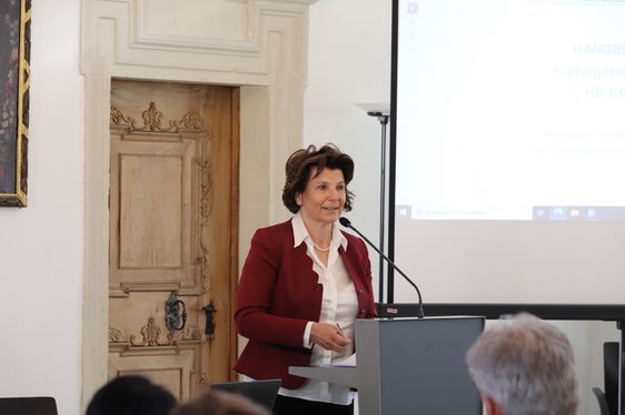 Nützliche Handreichung: Landesrätin für Denkmalpflege Maria Hochgruber Kuenzer bei der Vorstellung des Handbuchs Kulturgüterschutz im Palais Rottenbuch, SItz des Landesdenkmalamtes (Foto: LPA/Maja Clara)
