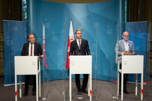 Da sinistra l'assessore all'Energia e all'ambiente Giuliano Vettorato, il presidente della Giunta provinciale Arno Kompatscher e il direttore dell'Agenzia per l'Ambiente e la tutela del clima Flavio Ruffini (foto ASP/Fabio Brucculeri)