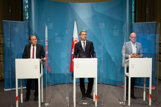 Da sinistra l'assessore all'Energia e all'ambiente Giuliano Vettorato, il presidente della Giunta provinciale Arno Kompatscher e il direttore dell'Agenzia per l'Ambiente e la tutela del clima Flavio Ruffini (foto ASP/Fabio Brucculeri)