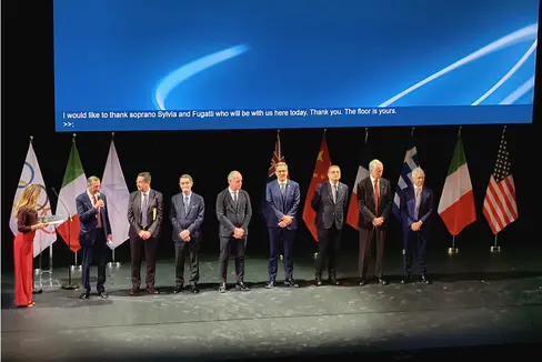 In Mailand wurde heute Vormittag im Teatro Strehler unter dem Motto One year to go der Auftakt zum Countdown zu den Olympischen Winterspielen 2026 gefeiert. Auch Landeshauptmann Kompatscher (6. von links) nahm daran teil. (Foto: LPA)