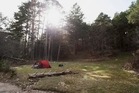 Das Campieren auf öffentlichem Grund ist verboten und lediglich in den dafür von der Gastgewerbeordnung und anderen Bestimmungen geregelten Campingplätzen oder Wohnmobilstellplätzen zulässig oder in anderen Fällen, die ausdrücklich von spezifischen Bestimmungen vorgesehen sind. Am 31. Juli hat das Landesforstkorps in Zusammenarbeit mit dem Südtiroler Gemeindenverband eine südtirolweite Kontrollaktion durchgeführt. (Foto: LPA/freepik)