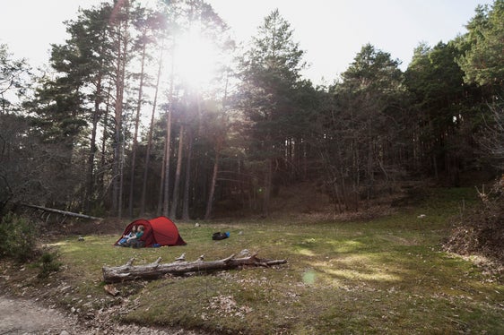 Das Campieren auf öffentlichem Grund ist verboten und lediglich in den dafür von der Gastgewerbeordnung und anderen Bestimmungen geregelten Campingplätzen oder Wohnmobilstellplätzen zulässig oder in anderen Fällen, die ausdrücklich von spezifischen Bestimmungen vorgesehen sind. Am 31. Juli hat das Landesforstkorps in Zusammenarbeit mit dem Südtiroler Gemeindenverband eine südtirolweite Kontrollaktion durchgeführt. (Foto: LPA/freepik)