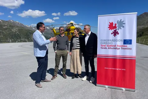 Austausch zum Bauen im Hochgebirge: (von links) Matthias Fink (Euregio), Matteo Scagnol (MoDus architects, Brixen), Doris Hallama (Stiftung Europahütte) und Rainer Noldin (Landesverband Tirol des Zentralverbands der Architekt.innen Österreichs). (Foto: Euregio/Guido Steinegger)