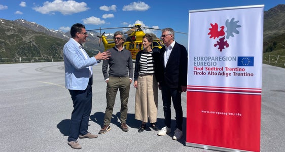 Austausch zum Bauen im Hochgebirge: (von links) Matthias Fink (Euregio), Matteo Scagnol (MoDus architects, Brixen), Doris Hallama (Stiftung Europahütte) und Rainer Noldin (Landesverband Tirol des Zentralverbands der Architekt.innen Österreichs). (Foto: Euregio/Guido Steinegger)
