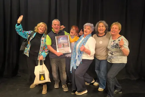 La compagnia teatrale “Überholspur” ha vinto il primo premio al festival di teatro amatoriale di Friedrichshafen, in Germania. L'assessora provinciale Rosmarie Pamer e la direttrice dell'ufficio Brigitte Waldner si congratulano per il successo e definiscono il teatro degli anziani come “l'invecchiamento attivo nella sua forma migliore”. (Foto: Südtiroler Theaterverband)