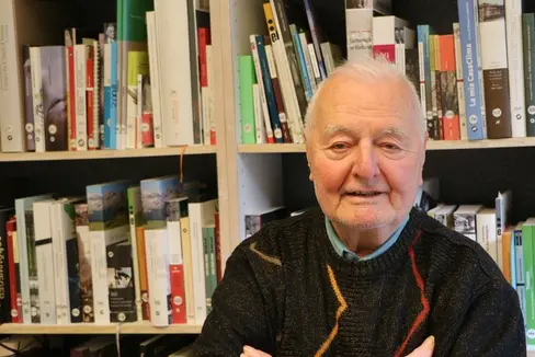 Josef Feichtinger, Autor zahlreicher Theaterstücke, ist am 14. November verstorben. Landesrat Achammer würdigt ihn als feinfühligen Satiriker, der mit Scharfsinn und Humor ernsthafte Themen anging. (Foto: Edition Raetia)