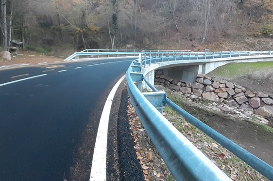 Bei den Ausbau- und Sicherungsarbeiten auf der Landesstraße nach Afing wurde auch die Brücke über den Jenesiener Bach neu gebaut. (Foto: LPA/Sabine Thurner)