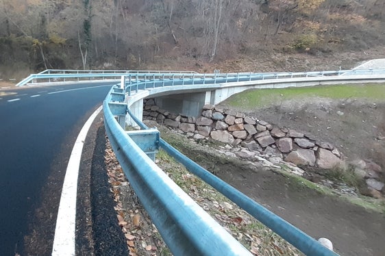 Durante i lavori di ampliamento e messa in sicurezza della strada provinciale per Avigna è stato ricostruito anche il ponte sul Rio di San Genesio. (Foto: ASP/Sabine Thurner)