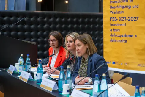 La direttrice di Ripartizione, Martha Gärber (1° da destra): Il FSE rende possibili misure per l'equilibrio sociale e le pari opportunità (Foto: ASP/Fabio Brucculeri)